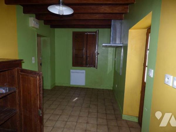 Maison d'habitation construite en pierre, masse et briques sous ardoises, comprenant :
Au rez-...