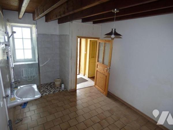 Maison d'habitation construite en pierre, masse et briques sous ardoises, comprenant :
Au rez-...