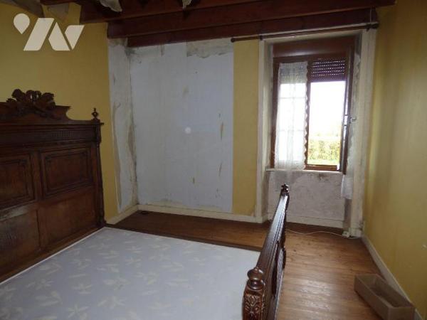 Maison d'habitation construite en pierre, masse et briques sous ardoises, comprenant :
Au rez-...