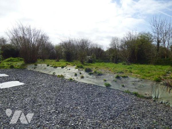 Maison d'habitation construite en pierre, masse et briques sous ardoises, comprenant :
Au rez-...