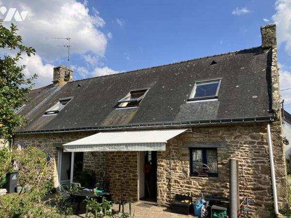 Maison d'habitation en pierres construite sur 2 niveaux et comprenant 4 chambres et terrain arboré