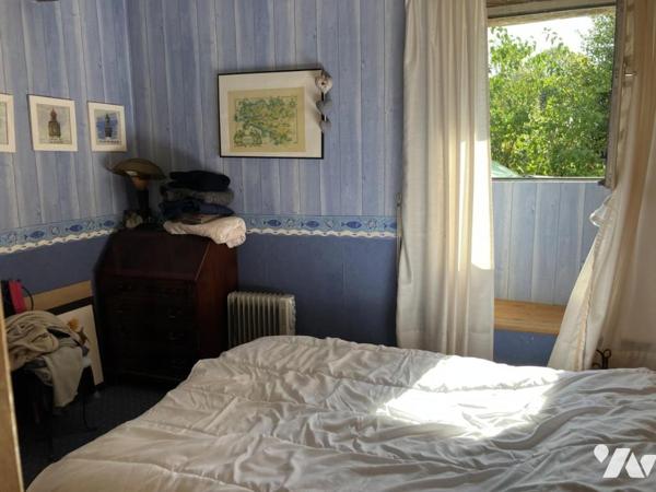 Maison d'habitation en pierres construite sur 2 niveaux et comprenant 4 chambres et terrain arboré