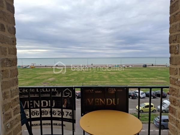 ✨ NOUVEAUTÉ À DIEPPE ! 🌊🏡

Imaginez-vous ouvrir vos volets chaque matin avec une vue exceptionnelle sur la mer, du château de Dieppe jusqu'à la jetée Ouest... 🌅

💙 Cet appartement entièrement rénové en 2022 avec goût et prestations de qualité offre :
✅ Une pièce de vie lumineuse de 28 m² face à la mer
✅ 2 chambres
✅ Une cuisine moderne entièrement équipée et aménagée
✅ Une rénovation complète, aucun travaux à prévoir
✅ Une cave privative
✅ DPE C
✅ Le charme d'une magnifique résidence ancienne parfaitement entretenue

✨ Un bien vendu meublé, prêt à vivre ou à louer immédiatement, dans l'un des secteurs les plus recherchés de Dieppe.
🔥 Les appartements offrant une telle vue sont extrêmement rares sur le marché...
📩 Envie d'être parmi les premiers à le visiter ?

📞 Cécile LECLERC – BSK Immobilier
📱 06 89 96 20 74 pour plus d'informations sur la taxe foncière, les charges de copropriété et programmer un rdv de visite !

🔄 Partagez cette publication, vous connaissez peut-être la personne qui rêve de vivre face à la mer...