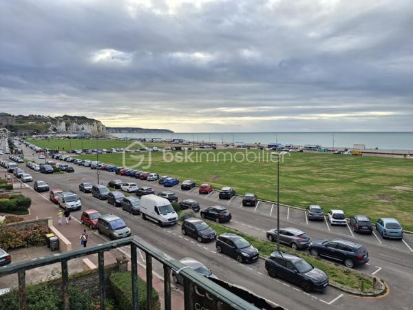 ✨ NOUVEAUTÉ À DIEPPE ! 🌊🏡

Imaginez-vous ouvrir vos volets chaque matin avec une vue exceptionnelle sur la mer, du château de Dieppe jusqu'à la jetée Ouest... 🌅

💙 Cet appartement entièrement rénové en 2022 avec goût et prestations de qualité offre :
✅ Une pièce de vie lumineuse de 28 m² face à la mer
✅ 2 chambres
✅ Une cuisine moderne entièrement équipée et aménagée
✅ Une rénovation complète, aucun travaux à prévoir
✅ Une cave privative
✅ DPE C
✅ Le charme d'une magnifique résidence ancienne parfaitement entretenue

✨ Un bien vendu meublé, prêt à vivre ou à louer immédiatement, dans l'un des secteurs les plus recherchés de Dieppe.
🔥 Les appartements offrant une telle vue sont extrêmement rares sur le marché...
📩 Envie d'être parmi les premiers à le visiter ?

📞 Cécile LECLERC – BSK Immobilier
📱 06 89 96 20 74 pour plus d'informations sur la taxe foncière, les charges de copropriété et programmer un rdv de visite !

🔄 Partagez cette publication, vous connaissez peut-être la personne qui rêve de vivre face à la mer...