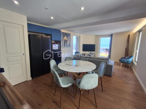 ✨ NOUVEAUTÉ À DIEPPE ! 🌊🏡

Imaginez-vous ouvrir vos volets chaque matin avec une vue exceptionnelle sur la mer, du château de Dieppe jusqu'à la jetée Ouest... 🌅

💙 Cet appartement entièrement rénové en 2022 avec goût et prestations de qualité offre :
✅ Une pièce de vie lumineuse de 28 m² face à la mer
✅ 2 chambres
✅ Une cuisine moderne entièrement équipée et aménagée
✅ Une rénovation complète, aucun travaux à prévoir
✅ Une cave privative
✅ DPE C
✅ Le charme d'une magnifique résidence ancienne parfaitement entretenue

✨ Un bien vendu meublé, prêt à vivre ou à louer immédiatement, dans l'un des secteurs les plus recherchés de Dieppe.
🔥 Les appartements offrant une telle vue sont extrêmement rares sur le marché...
📩 Envie d'être parmi les premiers à le visiter ?

📞 Cécile LECLERC – BSK Immobilier
📱 06 89 96 20 74 pour plus d'informations sur la taxe foncière, les charges de copropriété et programmer un rdv de visite !

🔄 Partagez cette publication, vous connaissez peut-être la personne qui rêve de vivre face à la mer...