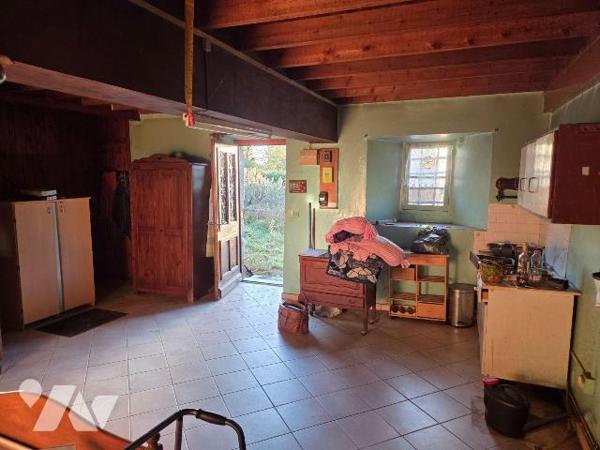 A vendre à CIGNE(53), en campagne, une maison en pierres comprenant un séjour(34 m²) et une sal...