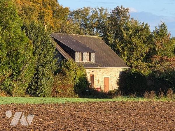 A vendre à CIGNE(53), en campagne, une maison en pierres comprenant un séjour(34 m²) et une sal...