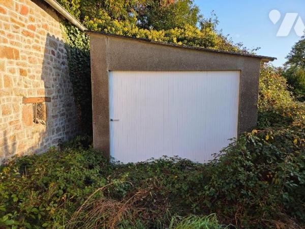 A vendre à CIGNE(53), en campagne, une maison en pierres comprenant un séjour(34 m²) et une sal...