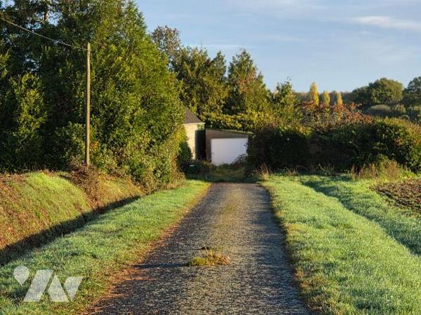 A vendre à CIGNE(53), en campagne, une maison en pierres comprenant un séjour(34 m²) et une sal...