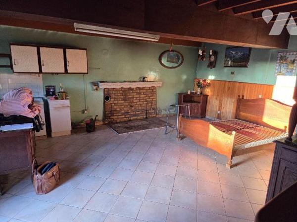 A vendre à CIGNE(53), en campagne, une maison en pierres comprenant un séjour(34 m²) et une sal...