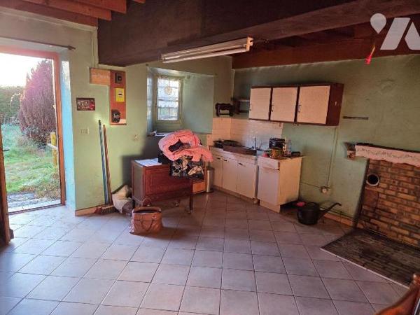A vendre à CIGNE(53), en campagne, une maison en pierres comprenant un séjour(34 m²) et une sal...