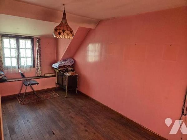 A vendre à CIGNE(53), en campagne, une maison en pierres comprenant un séjour(34 m²) et une sal...