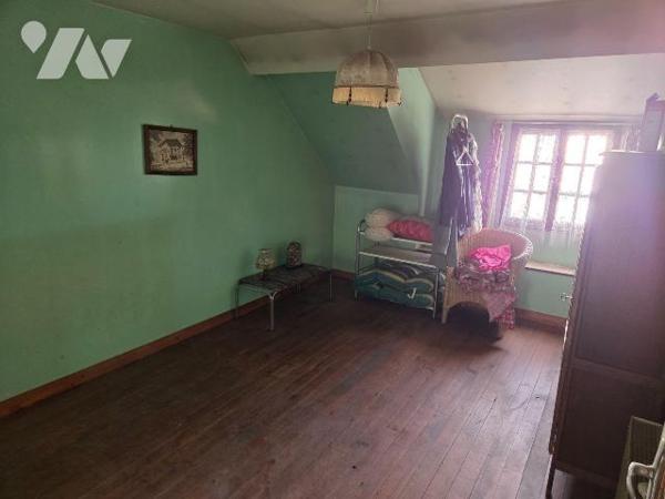 A vendre à CIGNE(53), en campagne, une maison en pierres comprenant un séjour(34 m²) et une sal...