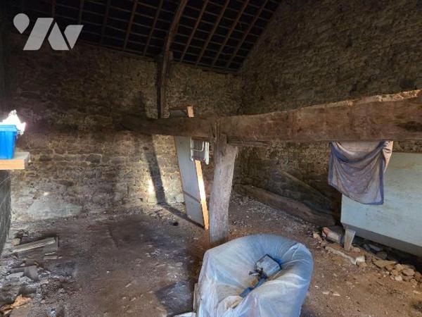 A vendre à CIGNE(53), en campagne, une maison en pierres comprenant un séjour(34 m²) et une sal...