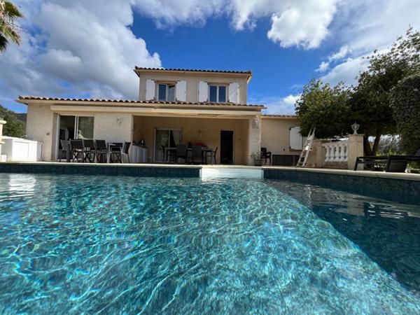 RAVISSANTE VILLA PROCHE COMMERCES