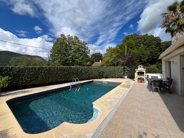 RAVISSANTE VILLA PROCHE COMMERCES