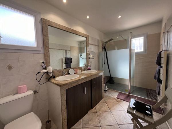 RAVISSANTE VILLA PROCHE COMMERCES