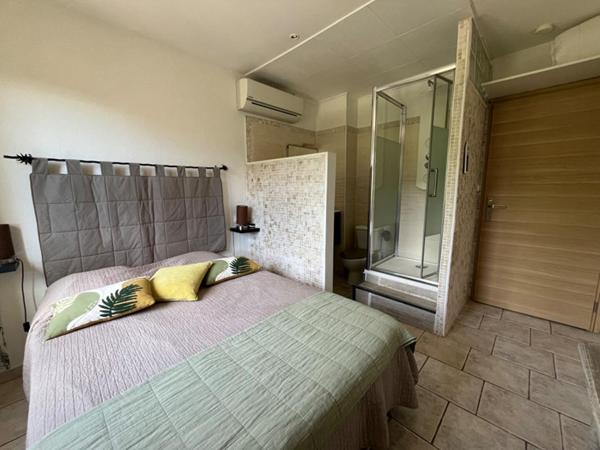 RAVISSANTE VILLA PROCHE COMMERCES