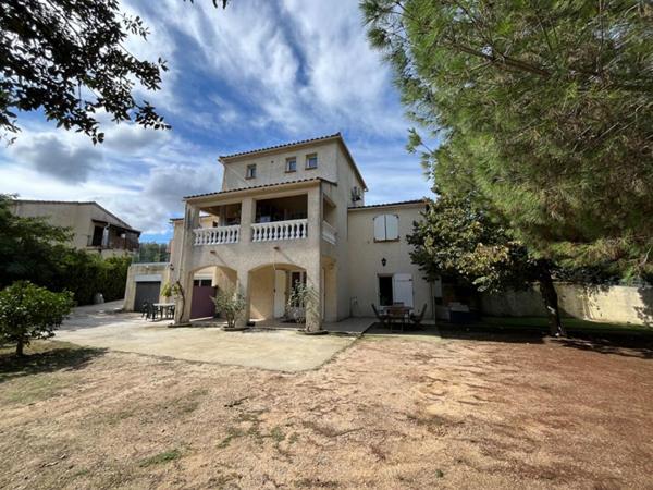 RAVISSANTE VILLA PROCHE COMMERCES