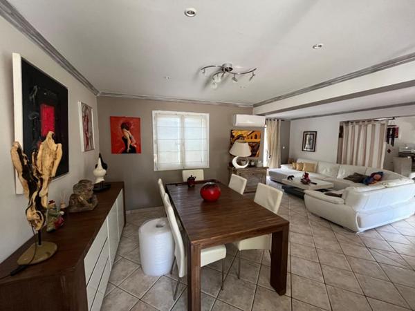 RAVISSANTE VILLA PROCHE COMMERCES