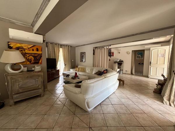 RAVISSANTE VILLA PROCHE COMMERCES