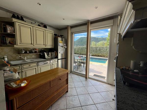 RAVISSANTE VILLA PROCHE COMMERCES