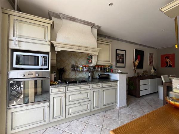 RAVISSANTE VILLA PROCHE COMMERCES