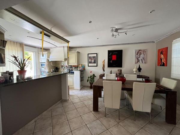 RAVISSANTE VILLA PROCHE COMMERCES