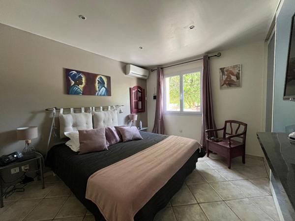 RAVISSANTE VILLA PROCHE COMMERCES