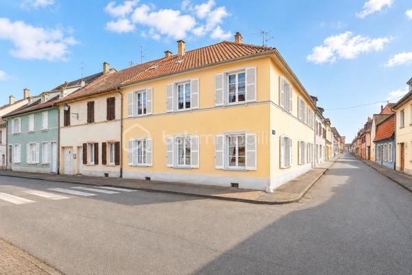 # 🏡 Maison de caractère 188 m² à rénover entièrement – Potentiel 2 à 4 logements – Idéale grande famille ou investisseur

**Au cœur de la cité Vauban de Neuf-Brisach**, découvrez cette authentique maison de caractère d'environ **188 m² habitables**, offrant de beaux volumes et un remarquable potentiel d'aménagement.

Que vous soyez à la recherche d'une **grande maison familiale** ou d'un **projet d'investissement**, cette propriété saura vous séduire par ses nombreuses possibilités d'évolution.

## Une configuration idéale

Le bien est actuellement organisé sur plusieurs niveaux :

### Sous-sol

* Cave.

### Rez-de-chaussée

Un **sas de distribution indépendant** dessert le logement du rez-de-chaussée, la cave ainsi que les étages supérieurs. Il comprend également un **espace dédié au stockage des ordures ménagères**, particulièrement pratique dans le cadre d'un projet locatif.

Le **logement du rez-de-chaussée** comprend :

* Entrée
* Cuisine
* Salon
* Séjour
* Deux chambres
* Pièce annexe
* Salle d'eau
* WC

### Étage

Un second logement comprend :

* Entrée
* Cuisine
* Salon
* Trois chambres
* Salle de bains
* WC

### Combles

Les combles offrent un beau potentiel d'aménagement supplémentaire (sous réserve des autorisations administratives).

## Les atouts

✔ Environ **188 m² habitables**

✔ Maison déjà organisée en **deux logements**

✔ Sas de distribution indépendant desservant les différents niveaux

✔ Cave

✔ Combles aménageables

✔ Cour intérieure privative

✔ Maison d'angle lumineuse

✔ Beaux volumes

✔ Fort potentiel de valorisation

## Rénovation complète à prévoir

Cette propriété nécessite **une rénovation totale** (isolation, électricité, plomberie, chauffage, sanitaires, menuiseries, aménagement intérieur et rafraîchissement général).

Ces travaux permettront de révéler tout le potentiel de cette bâtisse et de créer un bien entièrement adapté à votre projet.

## Un bien aux multiples possibilités

Cette propriété s'adresse aussi bien à une **grande famille** en quête d'espace qu'à un **investisseur** ou un **marchand de biens**.

Pour une famille, elle offre la possibilité de créer une vaste résidence principale avec de beaux volumes, de nombreuses chambres, une cour intérieure, une cave et des combles, où chacun pourra profiter de son propre espace.

Pour un investisseur, la configuration actuelle représente une excellente base de travail grâce aux **deux logements existants**, au **sas de distribution indépendant**, à la **cave** et aux **combles**.

**Sous réserve des autorisations administratives, des règles d'urbanisme en vigueur et des études techniques nécessaires, cette propriété offre le potentiel de créer de 2 à 4 logements**, ce qui en fait une opportunité particulièrement intéressante pour un projet locatif ou patrimonial.

Après une rénovation complète, cette bâtisse de caractère retrouvera tout son charme et pourra devenir une superbe résidence familiale ou un investissement immobilier à fort potentiel.

**Une opportunité rare au cœur de Neuf-Brisach !**