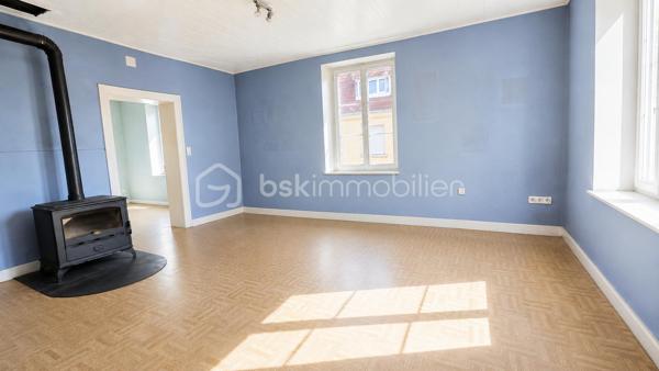 # 🏡 Maison de caractère 188 m² à rénover entièrement – Potentiel 2 à 4 logements – Idéale grande famille ou investisseur

**Au cœur de la cité Vauban de Neuf-Brisach**, découvrez cette authentique maison de caractère d'environ **188 m² habitables**, offrant de beaux volumes et un remarquable potentiel d'aménagement.

Que vous soyez à la recherche d'une **grande maison familiale** ou d'un **projet d'investissement**, cette propriété saura vous séduire par ses nombreuses possibilités d'évolution.

## Une configuration idéale

Le bien est actuellement organisé sur plusieurs niveaux :

### Sous-sol

* Cave.

### Rez-de-chaussée

Un **sas de distribution indépendant** dessert le logement du rez-de-chaussée, la cave ainsi que les étages supérieurs. Il comprend également un **espace dédié au stockage des ordures ménagères**, particulièrement pratique dans le cadre d'un projet locatif.

Le **logement du rez-de-chaussée** comprend :

* Entrée
* Cuisine
* Salon
* Séjour
* Deux chambres
* Pièce annexe
* Salle d'eau
* WC

### Étage

Un second logement comprend :

* Entrée
* Cuisine
* Salon
* Trois chambres
* Salle de bains
* WC

### Combles

Les combles offrent un beau potentiel d'aménagement supplémentaire (sous réserve des autorisations administratives).

## Les atouts

✔ Environ **188 m² habitables**

✔ Maison déjà organisée en **deux logements**

✔ Sas de distribution indépendant desservant les différents niveaux

✔ Cave

✔ Combles aménageables

✔ Cour intérieure privative

✔ Maison d'angle lumineuse

✔ Beaux volumes

✔ Fort potentiel de valorisation

## Rénovation complète à prévoir

Cette propriété nécessite **une rénovation totale** (isolation, électricité, plomberie, chauffage, sanitaires, menuiseries, aménagement intérieur et rafraîchissement général).

Ces travaux permettront de révéler tout le potentiel de cette bâtisse et de créer un bien entièrement adapté à votre projet.

## Un bien aux multiples possibilités

Cette propriété s'adresse aussi bien à une **grande famille** en quête d'espace qu'à un **investisseur** ou un **marchand de biens**.

Pour une famille, elle offre la possibilité de créer une vaste résidence principale avec de beaux volumes, de nombreuses chambres, une cour intérieure, une cave et des combles, où chacun pourra profiter de son propre espace.

Pour un investisseur, la configuration actuelle représente une excellente base de travail grâce aux **deux logements existants**, au **sas de distribution indépendant**, à la **cave** et aux **combles**.

**Sous réserve des autorisations administratives, des règles d'urbanisme en vigueur et des études techniques nécessaires, cette propriété offre le potentiel de créer de 2 à 4 logements**, ce qui en fait une opportunité particulièrement intéressante pour un projet locatif ou patrimonial.

Après une rénovation complète, cette bâtisse de caractère retrouvera tout son charme et pourra devenir une superbe résidence familiale ou un investissement immobilier à fort potentiel.

**Une opportunité rare au cœur de Neuf-Brisach !**