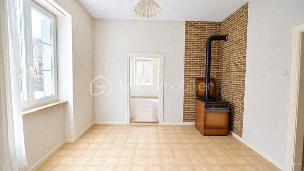 # 🏡 Maison de caractère 188 m² à rénover entièrement – Potentiel 2 à 4 logements – Idéale grande famille ou investisseur

**Au cœur de la cité Vauban de Neuf-Brisach**, découvrez cette authentique maison de caractère d'environ **188 m² habitables**, offrant de beaux volumes et un remarquable potentiel d'aménagement.

Que vous soyez à la recherche d'une **grande maison familiale** ou d'un **projet d'investissement**, cette propriété saura vous séduire par ses nombreuses possibilités d'évolution.

## Une configuration idéale

Le bien est actuellement organisé sur plusieurs niveaux :

### Sous-sol

* Cave.

### Rez-de-chaussée

Un **sas de distribution indépendant** dessert le logement du rez-de-chaussée, la cave ainsi que les étages supérieurs. Il comprend également un **espace dédié au stockage des ordures ménagères**, particulièrement pratique dans le cadre d'un projet locatif.

Le **logement du rez-de-chaussée** comprend :

* Entrée
* Cuisine
* Salon
* Séjour
* Deux chambres
* Pièce annexe
* Salle d'eau
* WC

### Étage

Un second logement comprend :

* Entrée
* Cuisine
* Salon
* Trois chambres
* Salle de bains
* WC

### Combles

Les combles offrent un beau potentiel d'aménagement supplémentaire (sous réserve des autorisations administratives).

## Les atouts

✔ Environ **188 m² habitables**

✔ Maison déjà organisée en **deux logements**

✔ Sas de distribution indépendant desservant les différents niveaux

✔ Cave

✔ Combles aménageables

✔ Cour intérieure privative

✔ Maison d'angle lumineuse

✔ Beaux volumes

✔ Fort potentiel de valorisation

## Rénovation complète à prévoir

Cette propriété nécessite **une rénovation totale** (isolation, électricité, plomberie, chauffage, sanitaires, menuiseries, aménagement intérieur et rafraîchissement général).

Ces travaux permettront de révéler tout le potentiel de cette bâtisse et de créer un bien entièrement adapté à votre projet.

## Un bien aux multiples possibilités

Cette propriété s'adresse aussi bien à une **grande famille** en quête d'espace qu'à un **investisseur** ou un **marchand de biens**.

Pour une famille, elle offre la possibilité de créer une vaste résidence principale avec de beaux volumes, de nombreuses chambres, une cour intérieure, une cave et des combles, où chacun pourra profiter de son propre espace.

Pour un investisseur, la configuration actuelle représente une excellente base de travail grâce aux **deux logements existants**, au **sas de distribution indépendant**, à la **cave** et aux **combles**.

**Sous réserve des autorisations administratives, des règles d'urbanisme en vigueur et des études techniques nécessaires, cette propriété offre le potentiel de créer de 2 à 4 logements**, ce qui en fait une opportunité particulièrement intéressante pour un projet locatif ou patrimonial.

Après une rénovation complète, cette bâtisse de caractère retrouvera tout son charme et pourra devenir une superbe résidence familiale ou un investissement immobilier à fort potentiel.

**Une opportunité rare au cœur de Neuf-Brisach !**