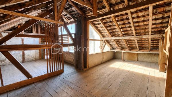 # 🏡 Maison de caractère 188 m² à rénover entièrement – Potentiel 2 à 4 logements – Idéale grande famille ou investisseur

**Au cœur de la cité Vauban de Neuf-Brisach**, découvrez cette authentique maison de caractère d'environ **188 m² habitables**, offrant de beaux volumes et un remarquable potentiel d'aménagement.

Que vous soyez à la recherche d'une **grande maison familiale** ou d'un **projet d'investissement**, cette propriété saura vous séduire par ses nombreuses possibilités d'évolution.

## Une configuration idéale

Le bien est actuellement organisé sur plusieurs niveaux :

### Sous-sol

* Cave.

### Rez-de-chaussée

Un **sas de distribution indépendant** dessert le logement du rez-de-chaussée, la cave ainsi que les étages supérieurs. Il comprend également un **espace dédié au stockage des ordures ménagères**, particulièrement pratique dans le cadre d'un projet locatif.

Le **logement du rez-de-chaussée** comprend :

* Entrée
* Cuisine
* Salon
* Séjour
* Deux chambres
* Pièce annexe
* Salle d'eau
* WC

### Étage

Un second logement comprend :

* Entrée
* Cuisine
* Salon
* Trois chambres
* Salle de bains
* WC

### Combles

Les combles offrent un beau potentiel d'aménagement supplémentaire (sous réserve des autorisations administratives).

## Les atouts

✔ Environ **188 m² habitables**

✔ Maison déjà organisée en **deux logements**

✔ Sas de distribution indépendant desservant les différents niveaux

✔ Cave

✔ Combles aménageables

✔ Cour intérieure privative

✔ Maison d'angle lumineuse

✔ Beaux volumes

✔ Fort potentiel de valorisation

## Rénovation complète à prévoir

Cette propriété nécessite **une rénovation totale** (isolation, électricité, plomberie, chauffage, sanitaires, menuiseries, aménagement intérieur et rafraîchissement général).

Ces travaux permettront de révéler tout le potentiel de cette bâtisse et de créer un bien entièrement adapté à votre projet.

## Un bien aux multiples possibilités

Cette propriété s'adresse aussi bien à une **grande famille** en quête d'espace qu'à un **investisseur** ou un **marchand de biens**.

Pour une famille, elle offre la possibilité de créer une vaste résidence principale avec de beaux volumes, de nombreuses chambres, une cour intérieure, une cave et des combles, où chacun pourra profiter de son propre espace.

Pour un investisseur, la configuration actuelle représente une excellente base de travail grâce aux **deux logements existants**, au **sas de distribution indépendant**, à la **cave** et aux **combles**.

**Sous réserve des autorisations administratives, des règles d'urbanisme en vigueur et des études techniques nécessaires, cette propriété offre le potentiel de créer de 2 à 4 logements**, ce qui en fait une opportunité particulièrement intéressante pour un projet locatif ou patrimonial.

Après une rénovation complète, cette bâtisse de caractère retrouvera tout son charme et pourra devenir une superbe résidence familiale ou un investissement immobilier à fort potentiel.

**Une opportunité rare au cœur de Neuf-Brisach !**