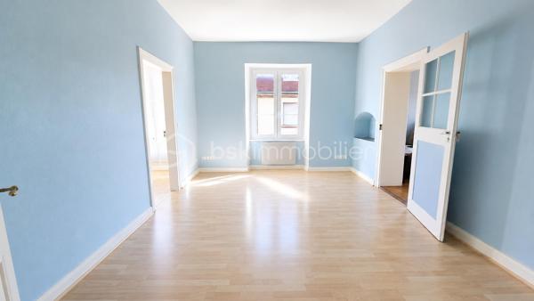 # 🏡 Maison de caractère 188 m² à rénover entièrement – Potentiel 2 à 4 logements – Idéale grande famille ou investisseur

**Au cœur de la cité Vauban de Neuf-Brisach**, découvrez cette authentique maison de caractère d'environ **188 m² habitables**, offrant de beaux volumes et un remarquable potentiel d'aménagement.

Que vous soyez à la recherche d'une **grande maison familiale** ou d'un **projet d'investissement**, cette propriété saura vous séduire par ses nombreuses possibilités d'évolution.

## Une configuration idéale

Le bien est actuellement organisé sur plusieurs niveaux :

### Sous-sol

* Cave.

### Rez-de-chaussée

Un **sas de distribution indépendant** dessert le logement du rez-de-chaussée, la cave ainsi que les étages supérieurs. Il comprend également un **espace dédié au stockage des ordures ménagères**, particulièrement pratique dans le cadre d'un projet locatif.

Le **logement du rez-de-chaussée** comprend :

* Entrée
* Cuisine
* Salon
* Séjour
* Deux chambres
* Pièce annexe
* Salle d'eau
* WC

### Étage

Un second logement comprend :

* Entrée
* Cuisine
* Salon
* Trois chambres
* Salle de bains
* WC

### Combles

Les combles offrent un beau potentiel d'aménagement supplémentaire (sous réserve des autorisations administratives).

## Les atouts

✔ Environ **188 m² habitables**

✔ Maison déjà organisée en **deux logements**

✔ Sas de distribution indépendant desservant les différents niveaux

✔ Cave

✔ Combles aménageables

✔ Cour intérieure privative

✔ Maison d'angle lumineuse

✔ Beaux volumes

✔ Fort potentiel de valorisation

## Rénovation complète à prévoir

Cette propriété nécessite **une rénovation totale** (isolation, électricité, plomberie, chauffage, sanitaires, menuiseries, aménagement intérieur et rafraîchissement général).

Ces travaux permettront de révéler tout le potentiel de cette bâtisse et de créer un bien entièrement adapté à votre projet.

## Un bien aux multiples possibilités

Cette propriété s'adresse aussi bien à une **grande famille** en quête d'espace qu'à un **investisseur** ou un **marchand de biens**.

Pour une famille, elle offre la possibilité de créer une vaste résidence principale avec de beaux volumes, de nombreuses chambres, une cour intérieure, une cave et des combles, où chacun pourra profiter de son propre espace.

Pour un investisseur, la configuration actuelle représente une excellente base de travail grâce aux **deux logements existants**, au **sas de distribution indépendant**, à la **cave** et aux **combles**.

**Sous réserve des autorisations administratives, des règles d'urbanisme en vigueur et des études techniques nécessaires, cette propriété offre le potentiel de créer de 2 à 4 logements**, ce qui en fait une opportunité particulièrement intéressante pour un projet locatif ou patrimonial.

Après une rénovation complète, cette bâtisse de caractère retrouvera tout son charme et pourra devenir une superbe résidence familiale ou un investissement immobilier à fort potentiel.

**Une opportunité rare au cœur de Neuf-Brisach !**
