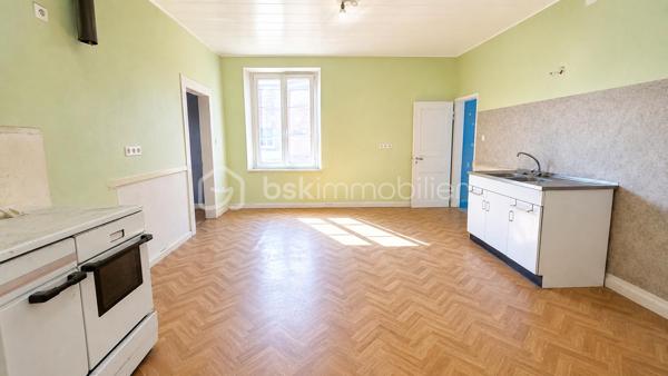 # 🏡 Maison de caractère 188 m² à rénover entièrement – Potentiel 2 à 4 logements – Idéale grande famille ou investisseur

**Au cœur de la cité Vauban de Neuf-Brisach**, découvrez cette authentique maison de caractère d'environ **188 m² habitables**, offrant de beaux volumes et un remarquable potentiel d'aménagement.

Que vous soyez à la recherche d'une **grande maison familiale** ou d'un **projet d'investissement**, cette propriété saura vous séduire par ses nombreuses possibilités d'évolution.

## Une configuration idéale

Le bien est actuellement organisé sur plusieurs niveaux :

### Sous-sol

* Cave.

### Rez-de-chaussée

Un **sas de distribution indépendant** dessert le logement du rez-de-chaussée, la cave ainsi que les étages supérieurs. Il comprend également un **espace dédié au stockage des ordures ménagères**, particulièrement pratique dans le cadre d'un projet locatif.

Le **logement du rez-de-chaussée** comprend :

* Entrée
* Cuisine
* Salon
* Séjour
* Deux chambres
* Pièce annexe
* Salle d'eau
* WC

### Étage

Un second logement comprend :

* Entrée
* Cuisine
* Salon
* Trois chambres
* Salle de bains
* WC

### Combles

Les combles offrent un beau potentiel d'aménagement supplémentaire (sous réserve des autorisations administratives).

## Les atouts

✔ Environ **188 m² habitables**

✔ Maison déjà organisée en **deux logements**

✔ Sas de distribution indépendant desservant les différents niveaux

✔ Cave

✔ Combles aménageables

✔ Cour intérieure privative

✔ Maison d'angle lumineuse

✔ Beaux volumes

✔ Fort potentiel de valorisation

## Rénovation complète à prévoir

Cette propriété nécessite **une rénovation totale** (isolation, électricité, plomberie, chauffage, sanitaires, menuiseries, aménagement intérieur et rafraîchissement général).

Ces travaux permettront de révéler tout le potentiel de cette bâtisse et de créer un bien entièrement adapté à votre projet.

## Un bien aux multiples possibilités

Cette propriété s'adresse aussi bien à une **grande famille** en quête d'espace qu'à un **investisseur** ou un **marchand de biens**.

Pour une famille, elle offre la possibilité de créer une vaste résidence principale avec de beaux volumes, de nombreuses chambres, une cour intérieure, une cave et des combles, où chacun pourra profiter de son propre espace.

Pour un investisseur, la configuration actuelle représente une excellente base de travail grâce aux **deux logements existants**, au **sas de distribution indépendant**, à la **cave** et aux **combles**.

**Sous réserve des autorisations administratives, des règles d'urbanisme en vigueur et des études techniques nécessaires, cette propriété offre le potentiel de créer de 2 à 4 logements**, ce qui en fait une opportunité particulièrement intéressante pour un projet locatif ou patrimonial.

Après une rénovation complète, cette bâtisse de caractère retrouvera tout son charme et pourra devenir une superbe résidence familiale ou un investissement immobilier à fort potentiel.

**Une opportunité rare au cœur de Neuf-Brisach !**