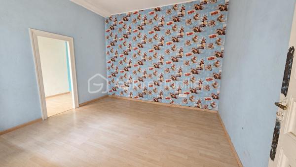 # 🏡 Maison de caractère 188 m² à rénover entièrement – Potentiel 2 à 4 logements – Idéale grande famille ou investisseur

**Au cœur de la cité Vauban de Neuf-Brisach**, découvrez cette authentique maison de caractère d'environ **188 m² habitables**, offrant de beaux volumes et un remarquable potentiel d'aménagement.

Que vous soyez à la recherche d'une **grande maison familiale** ou d'un **projet d'investissement**, cette propriété saura vous séduire par ses nombreuses possibilités d'évolution.

## Une configuration idéale

Le bien est actuellement organisé sur plusieurs niveaux :

### Sous-sol

* Cave.

### Rez-de-chaussée

Un **sas de distribution indépendant** dessert le logement du rez-de-chaussée, la cave ainsi que les étages supérieurs. Il comprend également un **espace dédié au stockage des ordures ménagères**, particulièrement pratique dans le cadre d'un projet locatif.

Le **logement du rez-de-chaussée** comprend :

* Entrée
* Cuisine
* Salon
* Séjour
* Deux chambres
* Pièce annexe
* Salle d'eau
* WC

### Étage

Un second logement comprend :

* Entrée
* Cuisine
* Salon
* Trois chambres
* Salle de bains
* WC

### Combles

Les combles offrent un beau potentiel d'aménagement supplémentaire (sous réserve des autorisations administratives).

## Les atouts

✔ Environ **188 m² habitables**

✔ Maison déjà organisée en **deux logements**

✔ Sas de distribution indépendant desservant les différents niveaux

✔ Cave

✔ Combles aménageables

✔ Cour intérieure privative

✔ Maison d'angle lumineuse

✔ Beaux volumes

✔ Fort potentiel de valorisation

## Rénovation complète à prévoir

Cette propriété nécessite **une rénovation totale** (isolation, électricité, plomberie, chauffage, sanitaires, menuiseries, aménagement intérieur et rafraîchissement général).

Ces travaux permettront de révéler tout le potentiel de cette bâtisse et de créer un bien entièrement adapté à votre projet.

## Un bien aux multiples possibilités

Cette propriété s'adresse aussi bien à une **grande famille** en quête d'espace qu'à un **investisseur** ou un **marchand de biens**.

Pour une famille, elle offre la possibilité de créer une vaste résidence principale avec de beaux volumes, de nombreuses chambres, une cour intérieure, une cave et des combles, où chacun pourra profiter de son propre espace.

Pour un investisseur, la configuration actuelle représente une excellente base de travail grâce aux **deux logements existants**, au **sas de distribution indépendant**, à la **cave** et aux **combles**.

**Sous réserve des autorisations administratives, des règles d'urbanisme en vigueur et des études techniques nécessaires, cette propriété offre le potentiel de créer de 2 à 4 logements**, ce qui en fait une opportunité particulièrement intéressante pour un projet locatif ou patrimonial.

Après une rénovation complète, cette bâtisse de caractère retrouvera tout son charme et pourra devenir une superbe résidence familiale ou un investissement immobilier à fort potentiel.

**Une opportunité rare au cœur de Neuf-Brisach !**