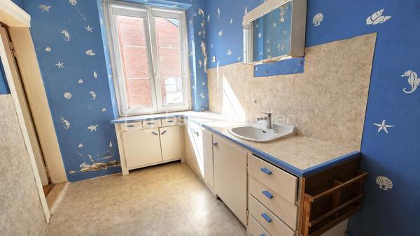 # 🏡 Maison de caractère 188 m² à rénover entièrement – Potentiel 2 à 4 logements – Idéale grande famille ou investisseur

**Au cœur de la cité Vauban de Neuf-Brisach**, découvrez cette authentique maison de caractère d'environ **188 m² habitables**, offrant de beaux volumes et un remarquable potentiel d'aménagement.

Que vous soyez à la recherche d'une **grande maison familiale** ou d'un **projet d'investissement**, cette propriété saura vous séduire par ses nombreuses possibilités d'évolution.

## Une configuration idéale

Le bien est actuellement organisé sur plusieurs niveaux :

### Sous-sol

* Cave.

### Rez-de-chaussée

Un **sas de distribution indépendant** dessert le logement du rez-de-chaussée, la cave ainsi que les étages supérieurs. Il comprend également un **espace dédié au stockage des ordures ménagères**, particulièrement pratique dans le cadre d'un projet locatif.

Le **logement du rez-de-chaussée** comprend :

* Entrée
* Cuisine
* Salon
* Séjour
* Deux chambres
* Pièce annexe
* Salle d'eau
* WC

### Étage

Un second logement comprend :

* Entrée
* Cuisine
* Salon
* Trois chambres
* Salle de bains
* WC

### Combles

Les combles offrent un beau potentiel d'aménagement supplémentaire (sous réserve des autorisations administratives).

## Les atouts

✔ Environ **188 m² habitables**

✔ Maison déjà organisée en **deux logements**

✔ Sas de distribution indépendant desservant les différents niveaux

✔ Cave

✔ Combles aménageables

✔ Cour intérieure privative

✔ Maison d'angle lumineuse

✔ Beaux volumes

✔ Fort potentiel de valorisation

## Rénovation complète à prévoir

Cette propriété nécessite **une rénovation totale** (isolation, électricité, plomberie, chauffage, sanitaires, menuiseries, aménagement intérieur et rafraîchissement général).

Ces travaux permettront de révéler tout le potentiel de cette bâtisse et de créer un bien entièrement adapté à votre projet.

## Un bien aux multiples possibilités

Cette propriété s'adresse aussi bien à une **grande famille** en quête d'espace qu'à un **investisseur** ou un **marchand de biens**.

Pour une famille, elle offre la possibilité de créer une vaste résidence principale avec de beaux volumes, de nombreuses chambres, une cour intérieure, une cave et des combles, où chacun pourra profiter de son propre espace.

Pour un investisseur, la configuration actuelle représente une excellente base de travail grâce aux **deux logements existants**, au **sas de distribution indépendant**, à la **cave** et aux **combles**.

**Sous réserve des autorisations administratives, des règles d'urbanisme en vigueur et des études techniques nécessaires, cette propriété offre le potentiel de créer de 2 à 4 logements**, ce qui en fait une opportunité particulièrement intéressante pour un projet locatif ou patrimonial.

Après une rénovation complète, cette bâtisse de caractère retrouvera tout son charme et pourra devenir une superbe résidence familiale ou un investissement immobilier à fort potentiel.

**Une opportunité rare au cœur de Neuf-Brisach !**
