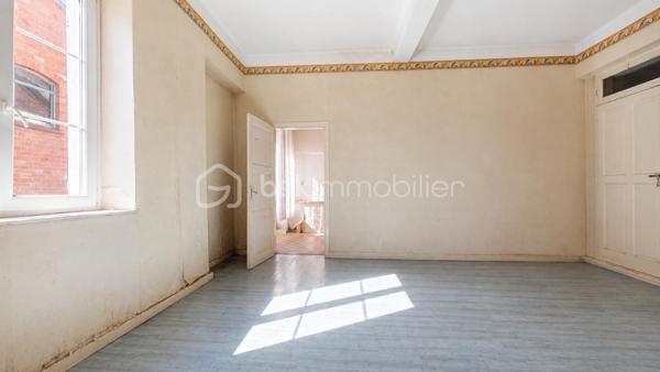 # 🏡 Maison de caractère 188 m² à rénover entièrement – Potentiel 2 à 4 logements – Idéale grande famille ou investisseur

**Au cœur de la cité Vauban de Neuf-Brisach**, découvrez cette authentique maison de caractère d'environ **188 m² habitables**, offrant de beaux volumes et un remarquable potentiel d'aménagement.

Que vous soyez à la recherche d'une **grande maison familiale** ou d'un **projet d'investissement**, cette propriété saura vous séduire par ses nombreuses possibilités d'évolution.

## Une configuration idéale

Le bien est actuellement organisé sur plusieurs niveaux :

### Sous-sol

* Cave.

### Rez-de-chaussée

Un **sas de distribution indépendant** dessert le logement du rez-de-chaussée, la cave ainsi que les étages supérieurs. Il comprend également un **espace dédié au stockage des ordures ménagères**, particulièrement pratique dans le cadre d'un projet locatif.

Le **logement du rez-de-chaussée** comprend :

* Entrée
* Cuisine
* Salon
* Séjour
* Deux chambres
* Pièce annexe
* Salle d'eau
* WC

### Étage

Un second logement comprend :

* Entrée
* Cuisine
* Salon
* Trois chambres
* Salle de bains
* WC

### Combles

Les combles offrent un beau potentiel d'aménagement supplémentaire (sous réserve des autorisations administratives).

## Les atouts

✔ Environ **188 m² habitables**

✔ Maison déjà organisée en **deux logements**

✔ Sas de distribution indépendant desservant les différents niveaux

✔ Cave

✔ Combles aménageables

✔ Cour intérieure privative

✔ Maison d'angle lumineuse

✔ Beaux volumes

✔ Fort potentiel de valorisation

## Rénovation complète à prévoir

Cette propriété nécessite **une rénovation totale** (isolation, électricité, plomberie, chauffage, sanitaires, menuiseries, aménagement intérieur et rafraîchissement général).

Ces travaux permettront de révéler tout le potentiel de cette bâtisse et de créer un bien entièrement adapté à votre projet.

## Un bien aux multiples possibilités

Cette propriété s'adresse aussi bien à une **grande famille** en quête d'espace qu'à un **investisseur** ou un **marchand de biens**.

Pour une famille, elle offre la possibilité de créer une vaste résidence principale avec de beaux volumes, de nombreuses chambres, une cour intérieure, une cave et des combles, où chacun pourra profiter de son propre espace.

Pour un investisseur, la configuration actuelle représente une excellente base de travail grâce aux **deux logements existants**, au **sas de distribution indépendant**, à la **cave** et aux **combles**.

**Sous réserve des autorisations administratives, des règles d'urbanisme en vigueur et des études techniques nécessaires, cette propriété offre le potentiel de créer de 2 à 4 logements**, ce qui en fait une opportunité particulièrement intéressante pour un projet locatif ou patrimonial.

Après une rénovation complète, cette bâtisse de caractère retrouvera tout son charme et pourra devenir une superbe résidence familiale ou un investissement immobilier à fort potentiel.

**Une opportunité rare au cœur de Neuf-Brisach !**