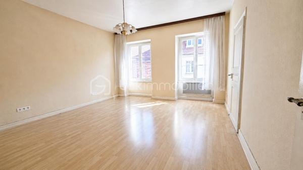 # 🏡 Maison de caractère 188 m² à rénover entièrement – Potentiel 2 à 4 logements – Idéale grande famille ou investisseur

**Au cœur de la cité Vauban de Neuf-Brisach**, découvrez cette authentique maison de caractère d'environ **188 m² habitables**, offrant de beaux volumes et un remarquable potentiel d'aménagement.

Que vous soyez à la recherche d'une **grande maison familiale** ou d'un **projet d'investissement**, cette propriété saura vous séduire par ses nombreuses possibilités d'évolution.

## Une configuration idéale

Le bien est actuellement organisé sur plusieurs niveaux :

### Sous-sol

* Cave.

### Rez-de-chaussée

Un **sas de distribution indépendant** dessert le logement du rez-de-chaussée, la cave ainsi que les étages supérieurs. Il comprend également un **espace dédié au stockage des ordures ménagères**, particulièrement pratique dans le cadre d'un projet locatif.

Le **logement du rez-de-chaussée** comprend :

* Entrée
* Cuisine
* Salon
* Séjour
* Deux chambres
* Pièce annexe
* Salle d'eau
* WC

### Étage

Un second logement comprend :

* Entrée
* Cuisine
* Salon
* Trois chambres
* Salle de bains
* WC

### Combles

Les combles offrent un beau potentiel d'aménagement supplémentaire (sous réserve des autorisations administratives).

## Les atouts

✔ Environ **188 m² habitables**

✔ Maison déjà organisée en **deux logements**

✔ Sas de distribution indépendant desservant les différents niveaux

✔ Cave

✔ Combles aménageables

✔ Cour intérieure privative

✔ Maison d'angle lumineuse

✔ Beaux volumes

✔ Fort potentiel de valorisation

## Rénovation complète à prévoir

Cette propriété nécessite **une rénovation totale** (isolation, électricité, plomberie, chauffage, sanitaires, menuiseries, aménagement intérieur et rafraîchissement général).

Ces travaux permettront de révéler tout le potentiel de cette bâtisse et de créer un bien entièrement adapté à votre projet.

## Un bien aux multiples possibilités

Cette propriété s'adresse aussi bien à une **grande famille** en quête d'espace qu'à un **investisseur** ou un **marchand de biens**.

Pour une famille, elle offre la possibilité de créer une vaste résidence principale avec de beaux volumes, de nombreuses chambres, une cour intérieure, une cave et des combles, où chacun pourra profiter de son propre espace.

Pour un investisseur, la configuration actuelle représente une excellente base de travail grâce aux **deux logements existants**, au **sas de distribution indépendant**, à la **cave** et aux **combles**.

**Sous réserve des autorisations administratives, des règles d'urbanisme en vigueur et des études techniques nécessaires, cette propriété offre le potentiel de créer de 2 à 4 logements**, ce qui en fait une opportunité particulièrement intéressante pour un projet locatif ou patrimonial.

Après une rénovation complète, cette bâtisse de caractère retrouvera tout son charme et pourra devenir une superbe résidence familiale ou un investissement immobilier à fort potentiel.

**Une opportunité rare au cœur de Neuf-Brisach !**