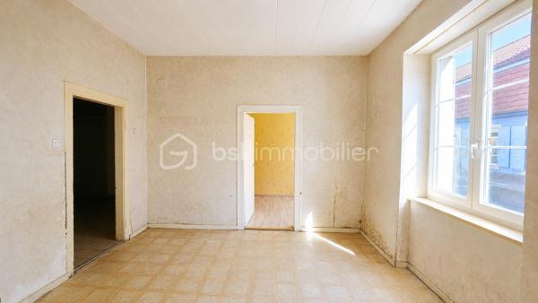 # 🏡 Maison de caractère 188 m² à rénover entièrement – Potentiel 2 à 4 logements – Idéale grande famille ou investisseur

**Au cœur de la cité Vauban de Neuf-Brisach**, découvrez cette authentique maison de caractère d'environ **188 m² habitables**, offrant de beaux volumes et un remarquable potentiel d'aménagement.

Que vous soyez à la recherche d'une **grande maison familiale** ou d'un **projet d'investissement**, cette propriété saura vous séduire par ses nombreuses possibilités d'évolution.

## Une configuration idéale

Le bien est actuellement organisé sur plusieurs niveaux :

### Sous-sol

* Cave.

### Rez-de-chaussée

Un **sas de distribution indépendant** dessert le logement du rez-de-chaussée, la cave ainsi que les étages supérieurs. Il comprend également un **espace dédié au stockage des ordures ménagères**, particulièrement pratique dans le cadre d'un projet locatif.

Le **logement du rez-de-chaussée** comprend :

* Entrée
* Cuisine
* Salon
* Séjour
* Deux chambres
* Pièce annexe
* Salle d'eau
* WC

### Étage

Un second logement comprend :

* Entrée
* Cuisine
* Salon
* Trois chambres
* Salle de bains
* WC

### Combles

Les combles offrent un beau potentiel d'aménagement supplémentaire (sous réserve des autorisations administratives).

## Les atouts

✔ Environ **188 m² habitables**

✔ Maison déjà organisée en **deux logements**

✔ Sas de distribution indépendant desservant les différents niveaux

✔ Cave

✔ Combles aménageables

✔ Cour intérieure privative

✔ Maison d'angle lumineuse

✔ Beaux volumes

✔ Fort potentiel de valorisation

## Rénovation complète à prévoir

Cette propriété nécessite **une rénovation totale** (isolation, électricité, plomberie, chauffage, sanitaires, menuiseries, aménagement intérieur et rafraîchissement général).

Ces travaux permettront de révéler tout le potentiel de cette bâtisse et de créer un bien entièrement adapté à votre projet.

## Un bien aux multiples possibilités

Cette propriété s'adresse aussi bien à une **grande famille** en quête d'espace qu'à un **investisseur** ou un **marchand de biens**.

Pour une famille, elle offre la possibilité de créer une vaste résidence principale avec de beaux volumes, de nombreuses chambres, une cour intérieure, une cave et des combles, où chacun pourra profiter de son propre espace.

Pour un investisseur, la configuration actuelle représente une excellente base de travail grâce aux **deux logements existants**, au **sas de distribution indépendant**, à la **cave** et aux **combles**.

**Sous réserve des autorisations administratives, des règles d'urbanisme en vigueur et des études techniques nécessaires, cette propriété offre le potentiel de créer de 2 à 4 logements**, ce qui en fait une opportunité particulièrement intéressante pour un projet locatif ou patrimonial.

Après une rénovation complète, cette bâtisse de caractère retrouvera tout son charme et pourra devenir une superbe résidence familiale ou un investissement immobilier à fort potentiel.

**Une opportunité rare au cœur de Neuf-Brisach !**