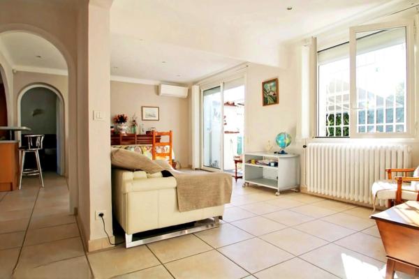 Maison de charme rénovée à Montpellier – Plain-pied avec jardin