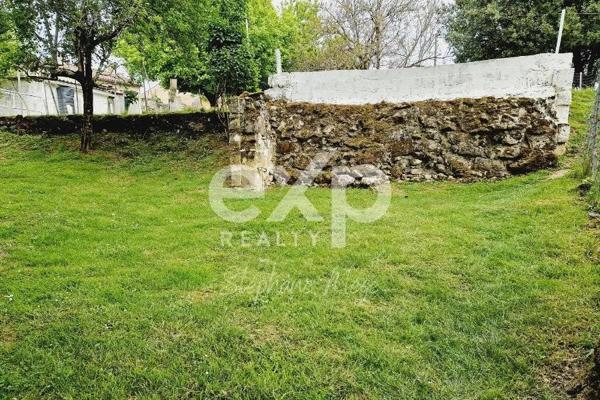 Terrain arboré avec bâti à réhabiliter – Projet de maison individuelle – Rare à la vente