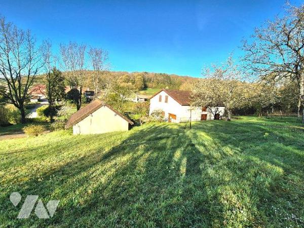 Dans un cadre agréable et naturel, dans les hauteurs avec vue dégagée, venez découvrir cette ma...