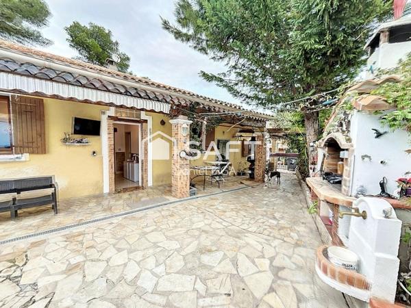 Maison de plain pied avec piscine et dépendance