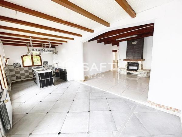 Maison de plain pied avec piscine et dépendance