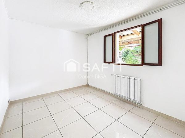 Maison de plain pied avec piscine et dépendance