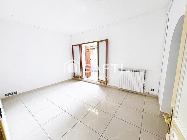 Maison de plain pied avec piscine et dépendance