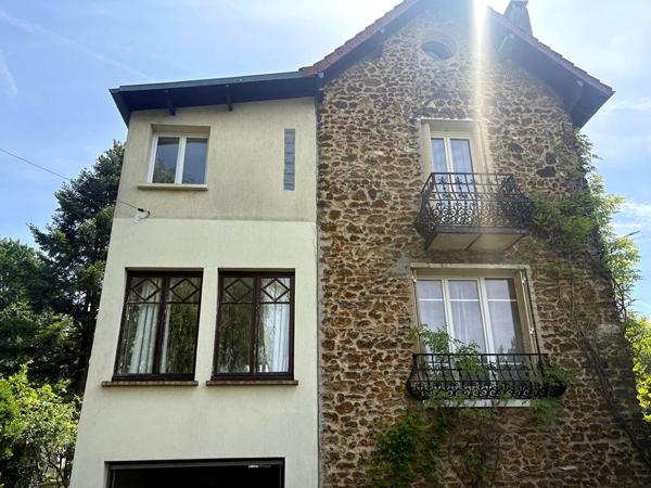 Charmante maison de 150m² environ avec son grand terrain paysagé.