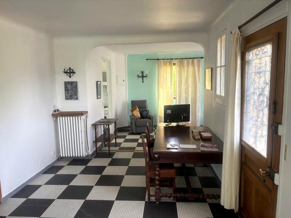 Charmante maison de 150m² environ avec son grand terrain paysagé.