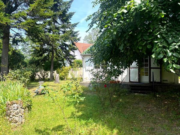 Charmante maison de 150m² environ avec son grand terrain paysagé.